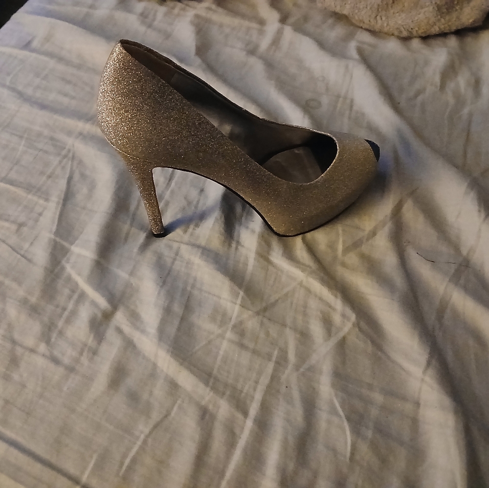 Silver glitter Guess pumps
